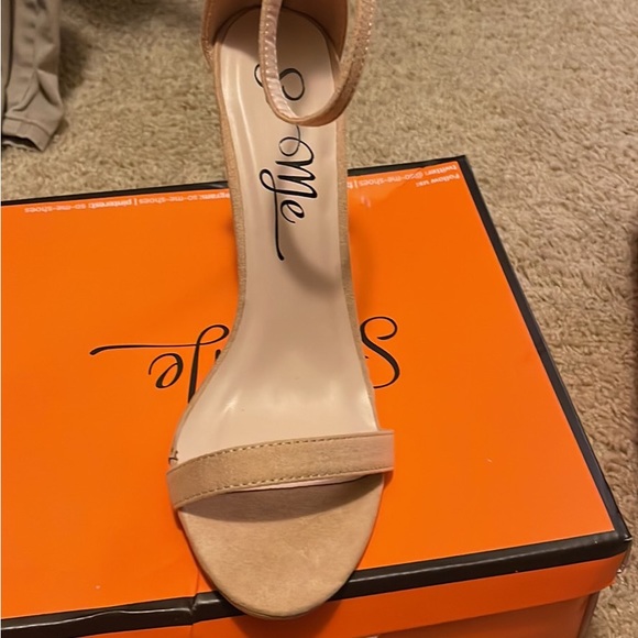 Nude Heels size 8 - Picture 3 of 3